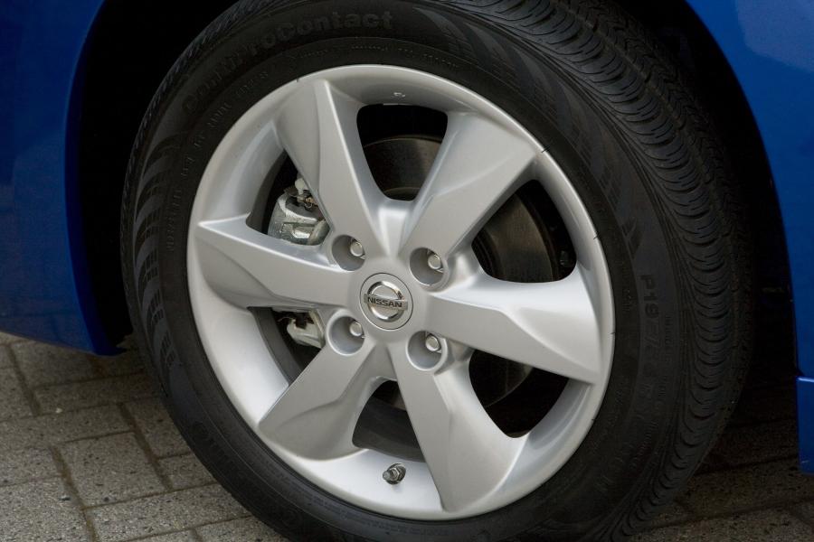  Nissan Versa Hatchback 2010 года  (фото 12 из 30)